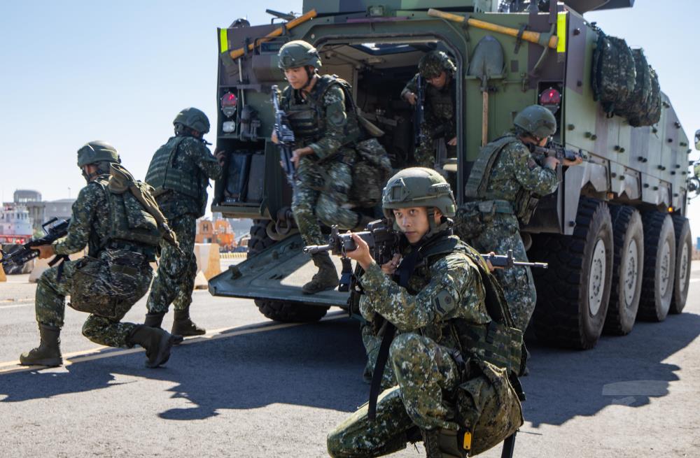 官兵實施下車戰鬥。（軍聞社記者吳柏融攝）