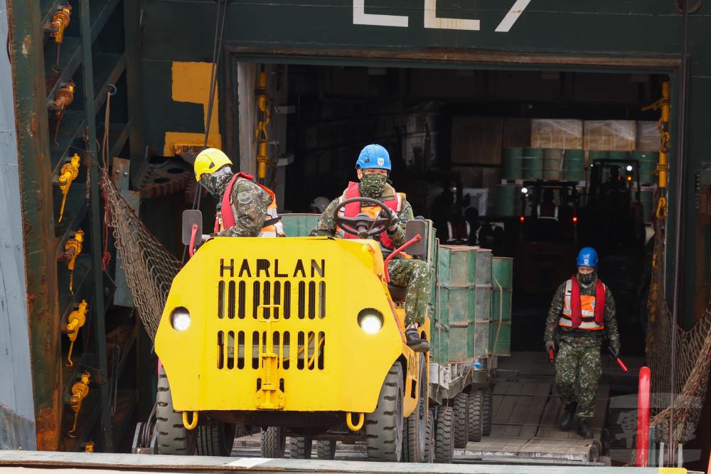 官兵運用平板車等機具，將物資裝載至定位。（軍聞社記者蔡枋澐攝）