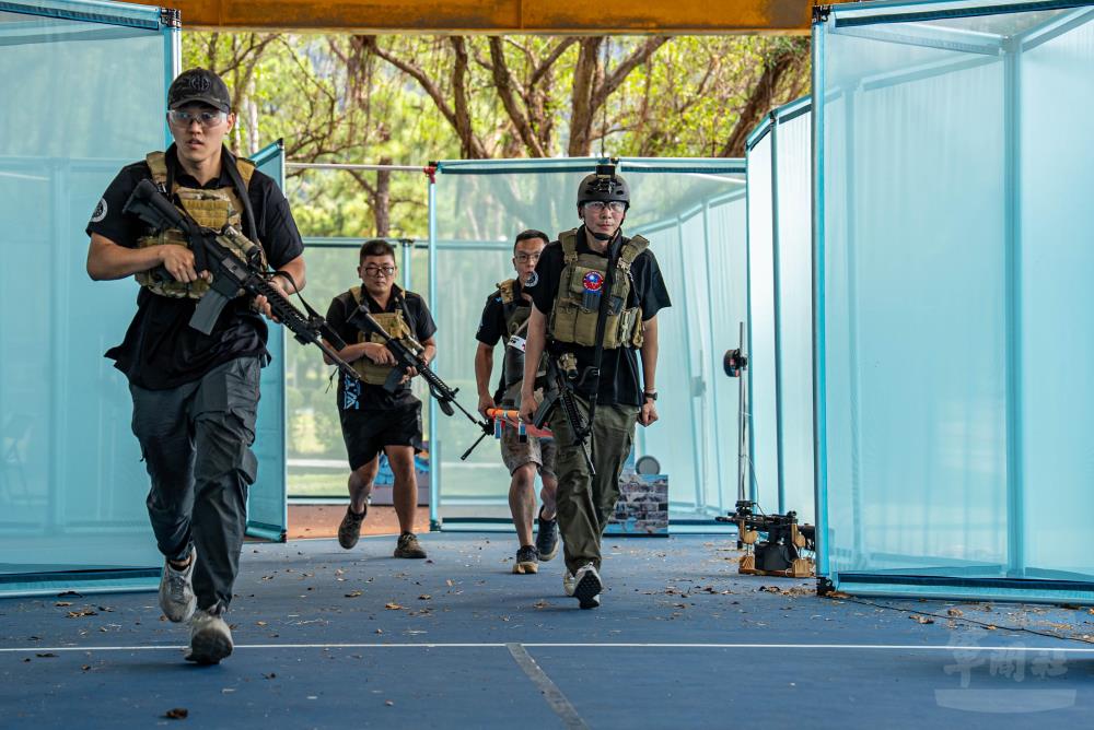 競技結合限制空間戰鬥（CQB）及戰傷救護等內容。（軍聞社記者尤昱翔攝）