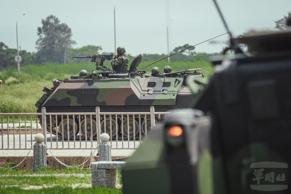 CM21甲車迅速機動至指定位置。（軍聞社記者陳傳奇攝）