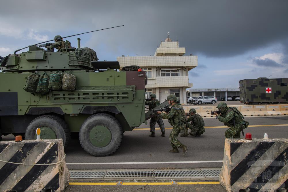 官兵實施下車戰鬥。（軍聞社記者吳柏融攝）