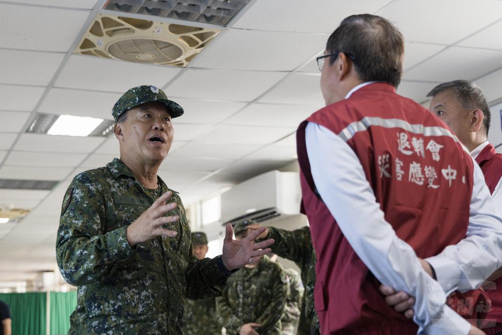 馬蘭榮家執行「傷情穩定安置作業」，副部長與現場人員共同研討，期降低機關間理念落差。（軍聞社記者李恬恬攝）