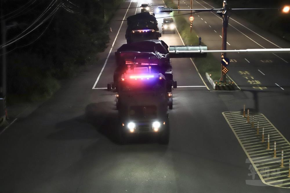 運輸兵群執行戰車載運機動任務。（三支部提供）