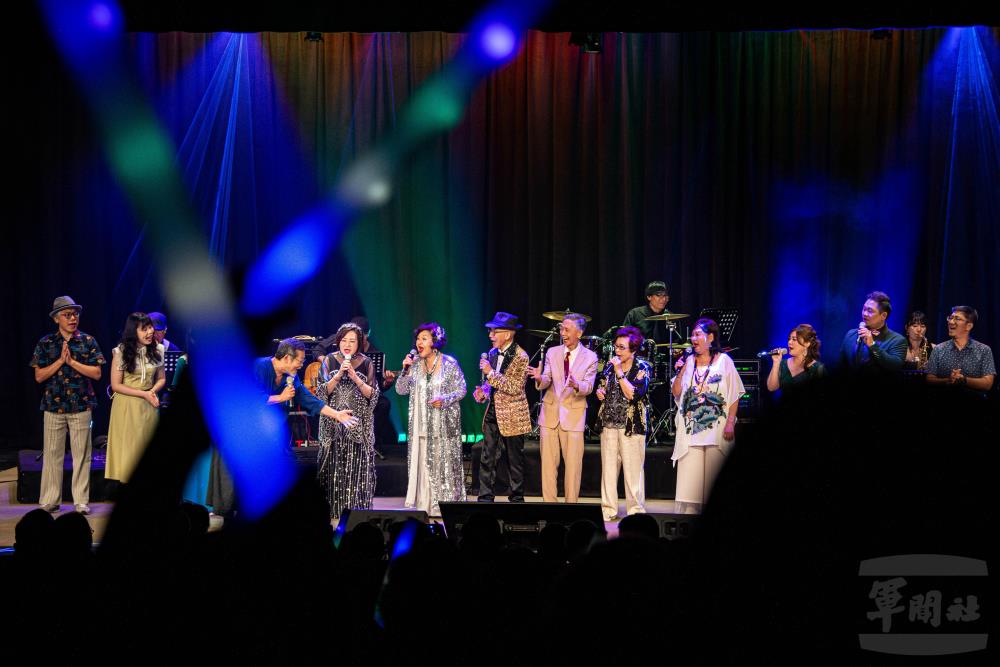 音樂會尾聲，紀露霞、李修鑑與參與演出的音樂人共同演唱歌曲〈望春風〉。（軍聞社記者呂尚俞攝）