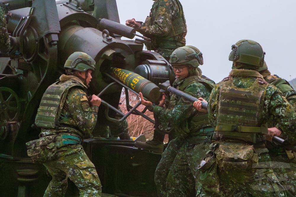 官兵合力裝填彈藥，展現純熟默契。（軍聞社記者王進福攝）