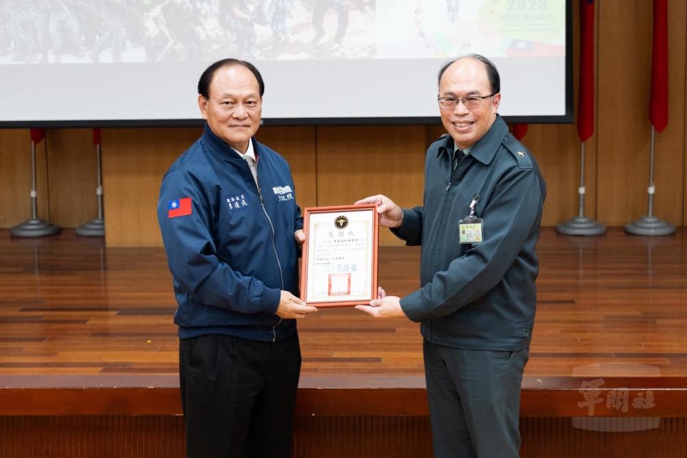 軍醫局副局長陳少將致贈感謝狀。（軍聞社記者林庭暉攝）