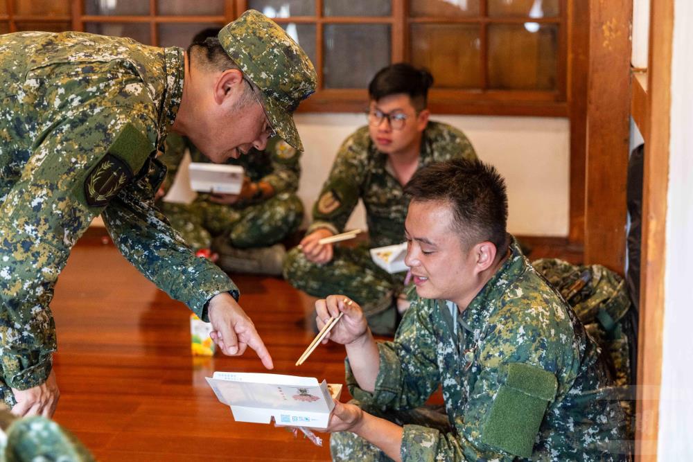 黃指揮官關心官兵伙食與住宿狀況。（軍聞社記者蔡枋澐攝）