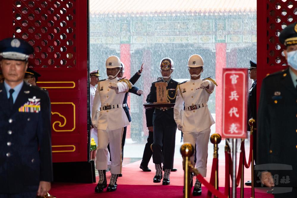 2023年6月，國防部於臺北圓山國民革命忠烈祠舉行泰緬孤軍陣亡將士牌位入祀典禮；該典禮情境成為作曲家黃芮盈創作管樂作品《渺邈》的重要靈感來源之一。（軍聞社資料照片）