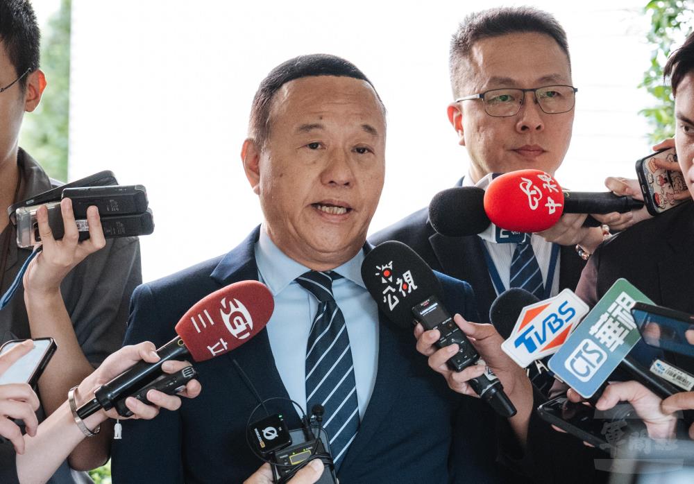 柏副部長12日接受媒體聯訪,說明國防預算編列、軍審法修法及軍紀管理等議題。(軍聞社記者陳彥樺攝) 柏副部長12日接受媒體聯訪,說明國防預算編列、軍審法修法及軍紀管理等議題。(軍聞社記者陳彥樺攝)