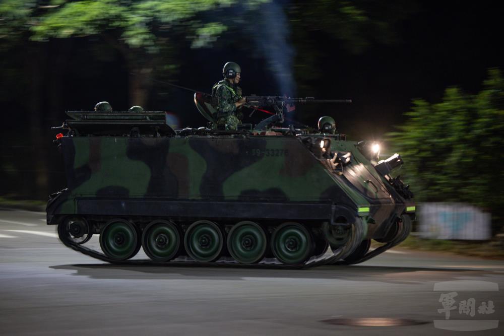 CM21裝甲車快速機動。（軍聞社記者吳柏融攝）