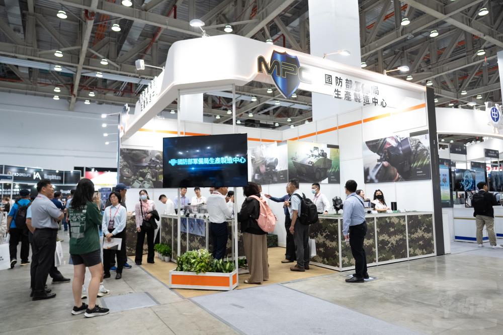 軍備局生製中心展示通用技術及精密製造能力，促進軍民技術交流。（軍聞社記者林庭暉攝）
