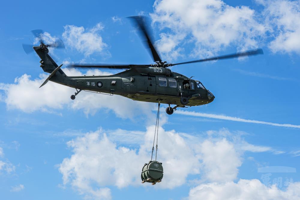 UH-60M黑鷹直升機完成M60A3戰車變速箱吊掛。（軍聞社記者劉哲宇攝）