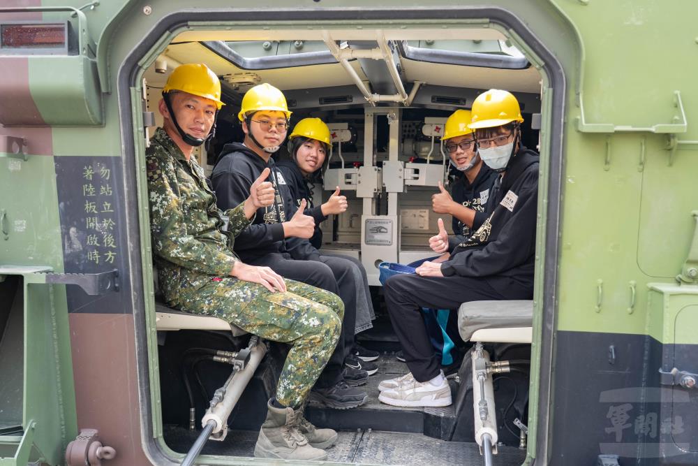 學員體驗搭乘CM34八輪甲車。（軍聞社記者林庭暉攝）