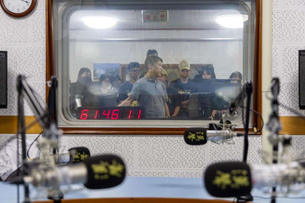 新聞研習營學員瞭解聲電臺節目錄音設備。（軍聞社記者蔡枋澐攝）