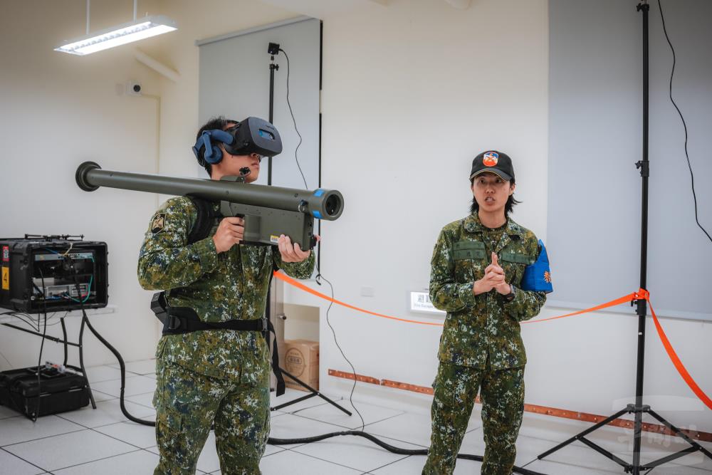 砲訓部教官指導學員操作人攜式刺針飛彈系統模擬器。（軍聞社記者劉哲宇攝）