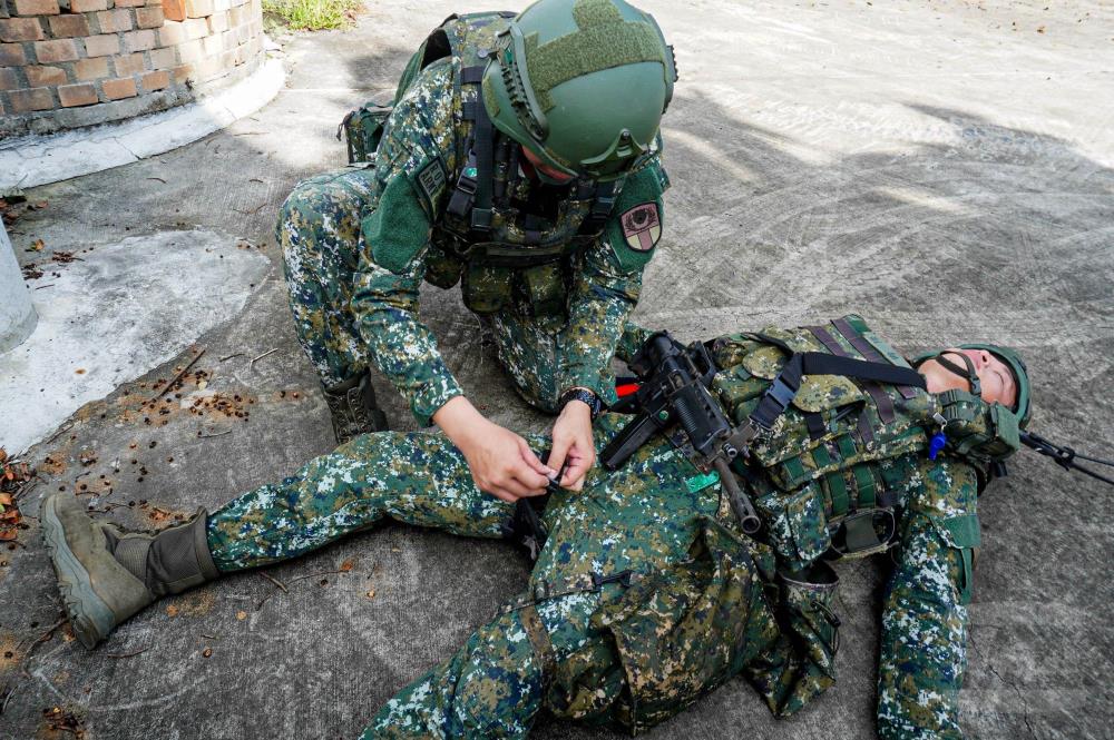 302旅官兵演練戰傷救護科目。(第五作戰區提供)