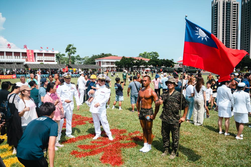 活動開放嘉賓與蛙人共同合影，現場氣氛熱鬧歡愉。（軍聞社記者林庭暉攝）