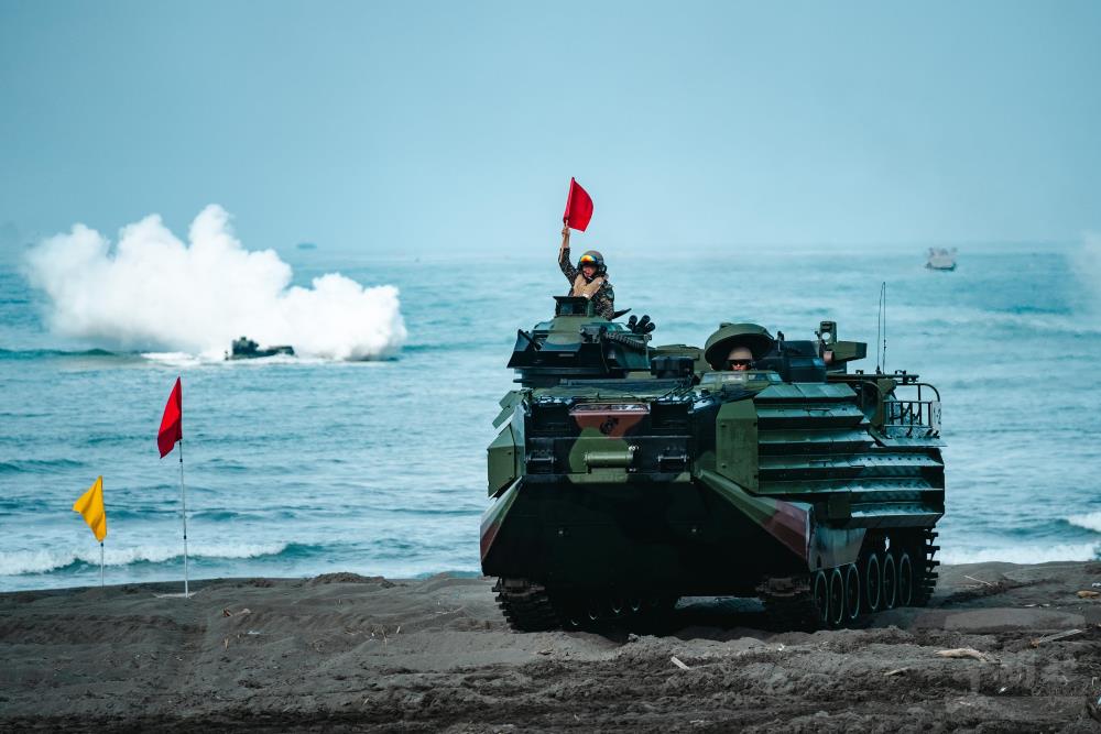 操演動員多輛AAV7，相當考驗車組間默契。（軍聞社記者林庭暉攝）