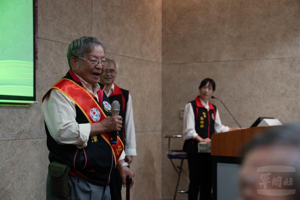參戰老英雄分享戰役故事。（軍聞社記者侯凱議攝）