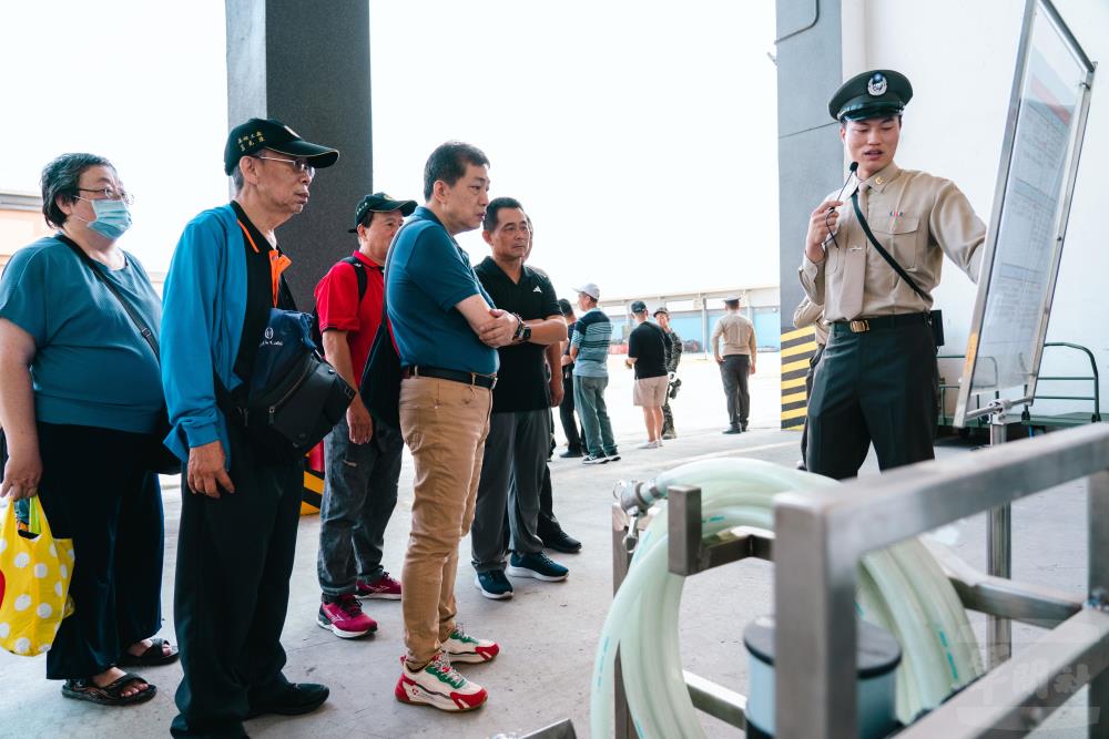 活動特別邀請退役袍澤回到營區，見證履保廠的變化與革新。（軍聞社記者林庭暉攝）