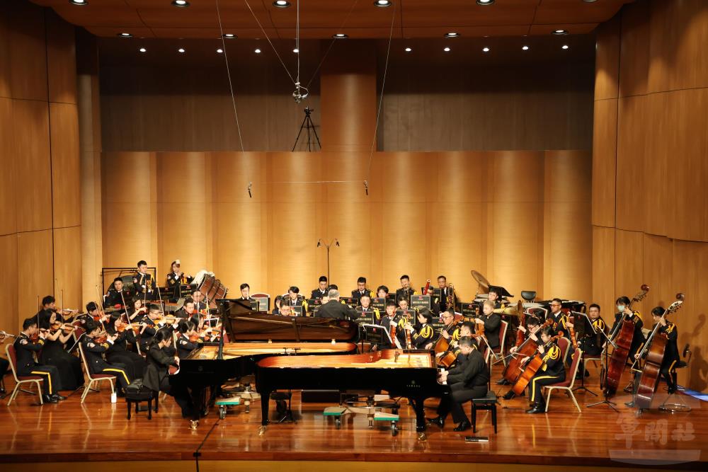 國軍聯合樂隊舉行「國軍聯合樂隊協奏曲之夜—協奏曲大賽優勝者音樂會」。（青年日報提供）
