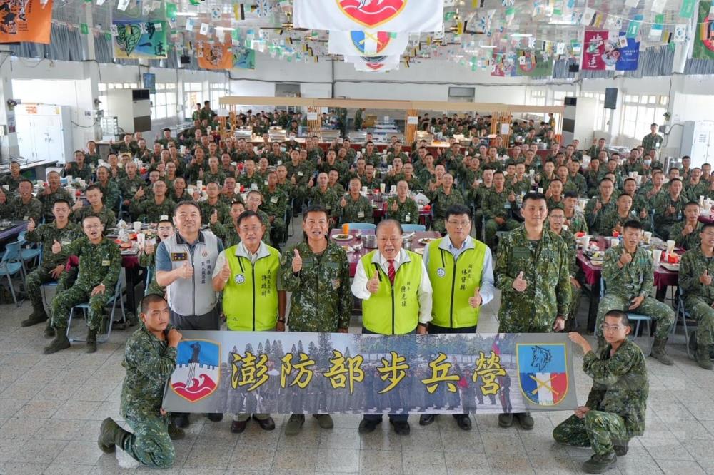 澎湖縣政府20日前往光華營區敬軍慰問。(澎防部提供) 澎湖縣政府20日前往光華營區敬軍慰問。(澎防部提供)