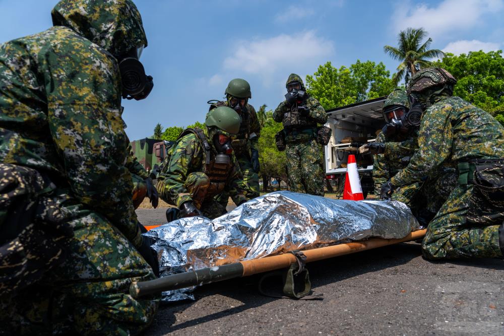 參演官兵執行「化生放核處置暨檢傷分類」。（軍聞社記者吳東昇攝）