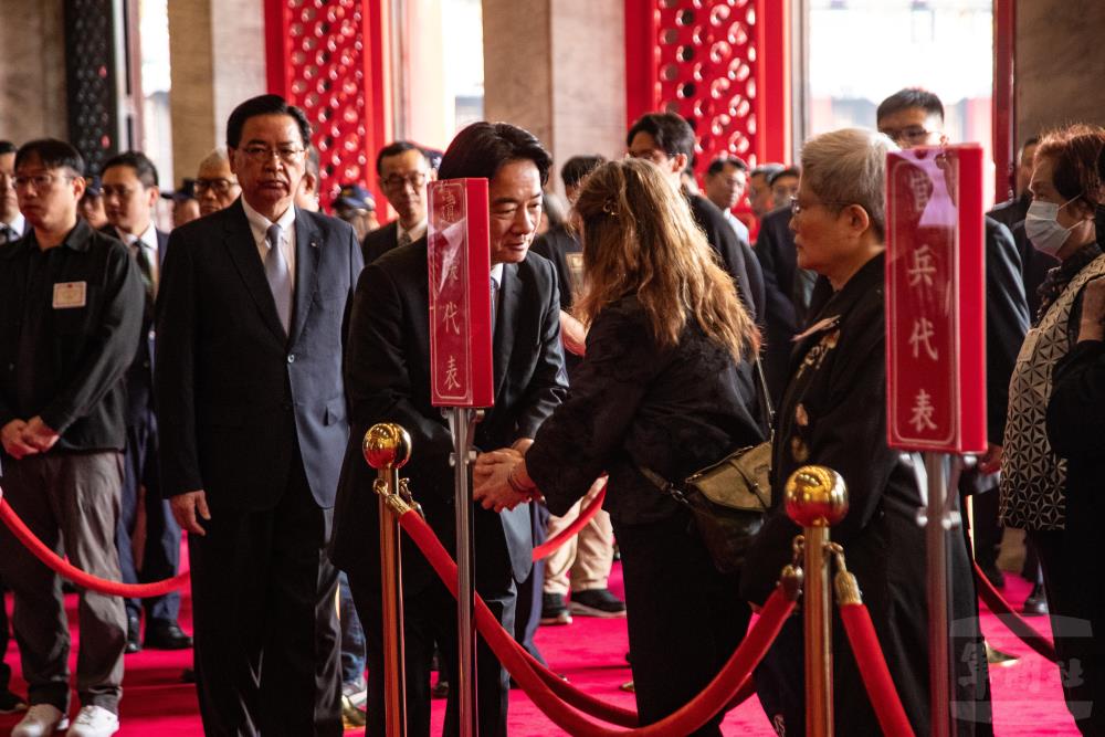 賴總統向遺族握手代表致意。（軍聞社記者王茗生攝）