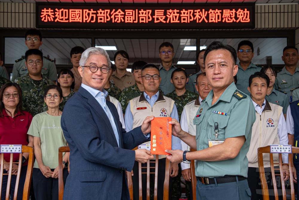 徐副部長至屏東縣後備指揮部勗勉並頒發加菜金。（軍聞社記者尤昱翔攝）