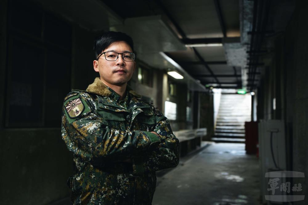 東引指揮部賴上士分享新舊營舍感想。（軍聞社記者邱奕菖攝）