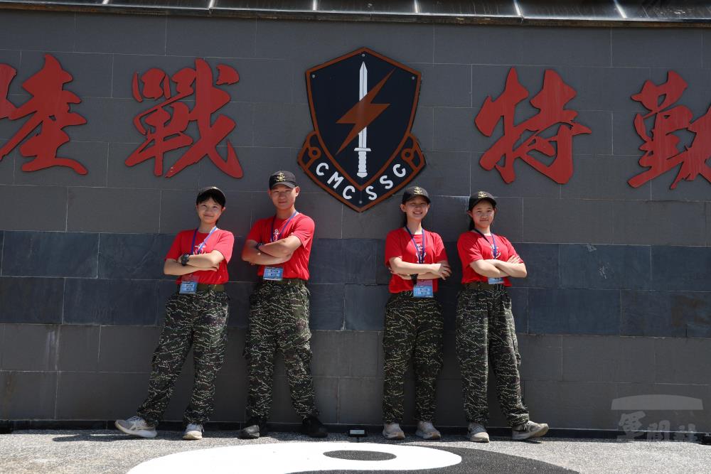 四位手足共同參加今年第二梯次的「海軍勇士挑戰營」，由左至右依序為大姊羅主芸、三弟羅主牧、小妹羅主恩以及二姊羅主曦。（軍聞社記者林澤廷攝）