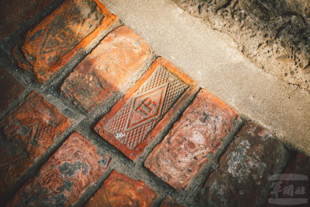 紅磚上的「TR」代表著日治時期臺灣煉瓦株式會社出產的高品質紅磚。（軍聞社記者文仁攝）