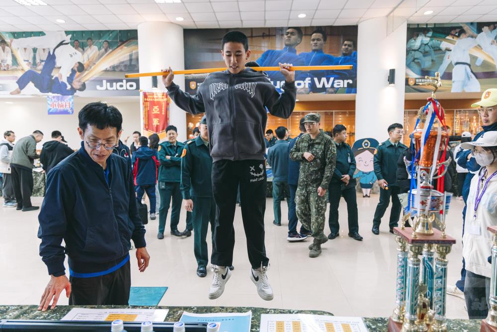 學子藉由專業儀器測量跳躍時滯空高度及時間。（青年日報提供）