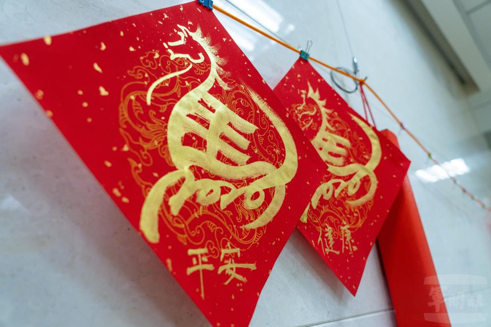 書法家們將馬年意象融入筆畫之中，創作出結合Q版文字與可愛造型的創意春聯。（軍聞社記者吳東昇攝）