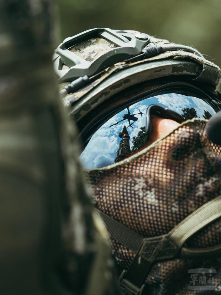 從官兵墨鏡反射可看見這款四軸構型、體積小巧的微型無人機。（軍聞社記者陳軍均攝）