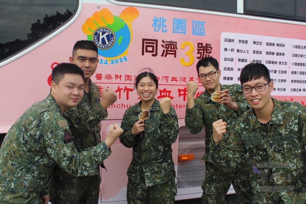 裝訓部官兵參與捐血活動，以行動展現軍愛民精神。（裝訓部提供）
