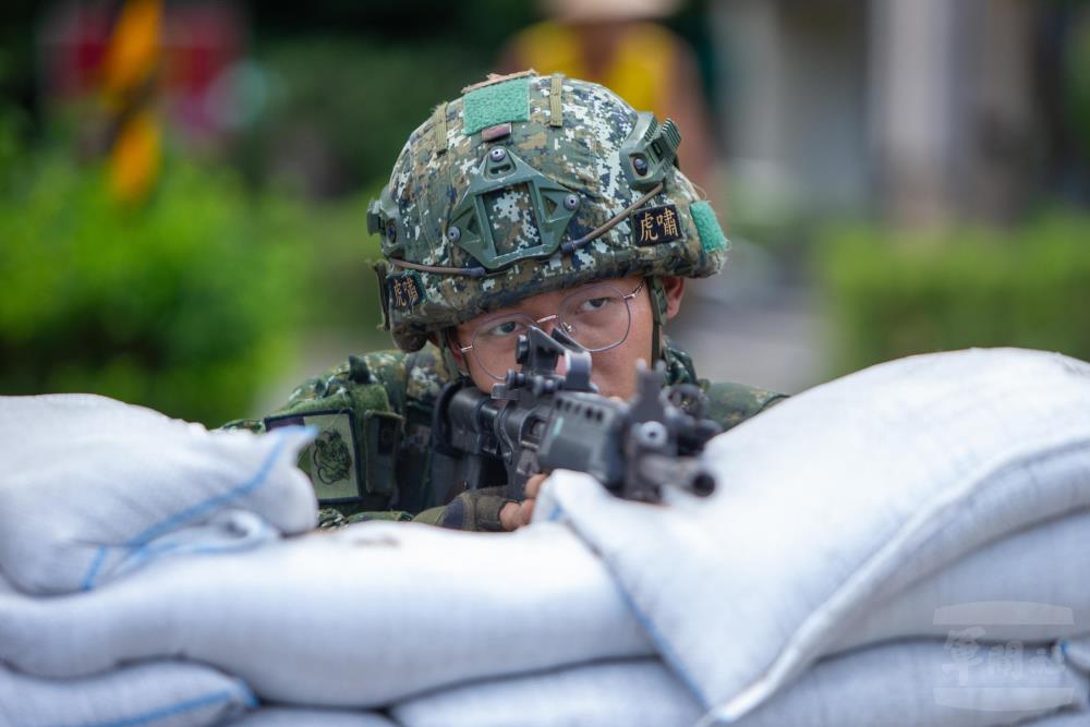 官兵依戰況轉換陣地，遲滯敵軍推進。（軍聞社記者王進福攝）