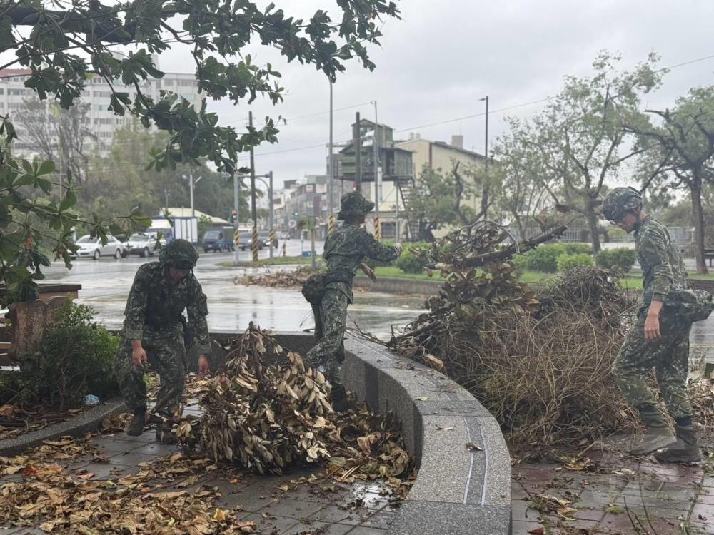 第四作戰區官兵協助佳里區及官田區，幫助地方居民。（第四作戰區提供）