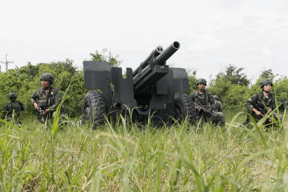官兵完成砲架架設，隨時依令進行射擊。（軍聞社記者李恬恬攝）