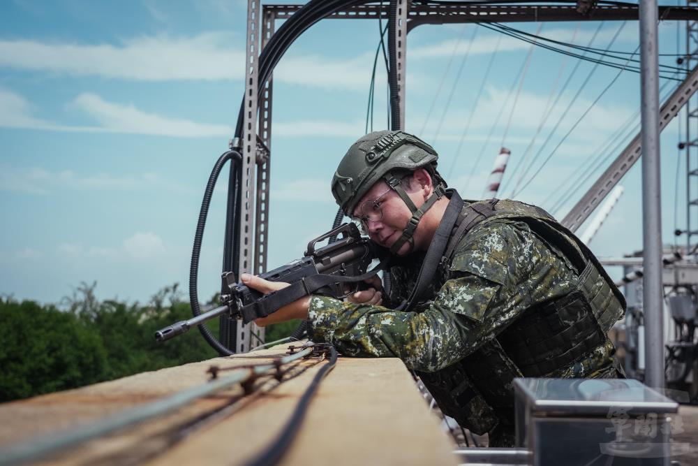 官兵執行關鍵基礎設施防護演練。(軍聞社記者陳傳奇攝) 官兵執行關鍵基礎設施防護演練。(軍聞社記者陳傳奇攝)