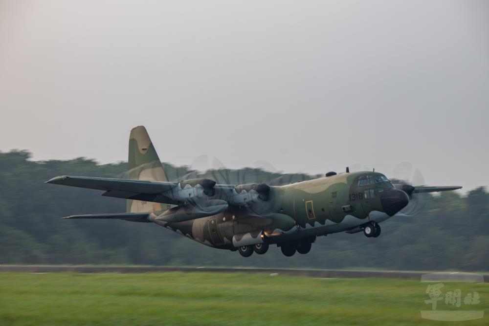 空軍第6聯隊C-130運輸機起飛前往空投指定著陸區。（軍聞社記者吳柏融攝）