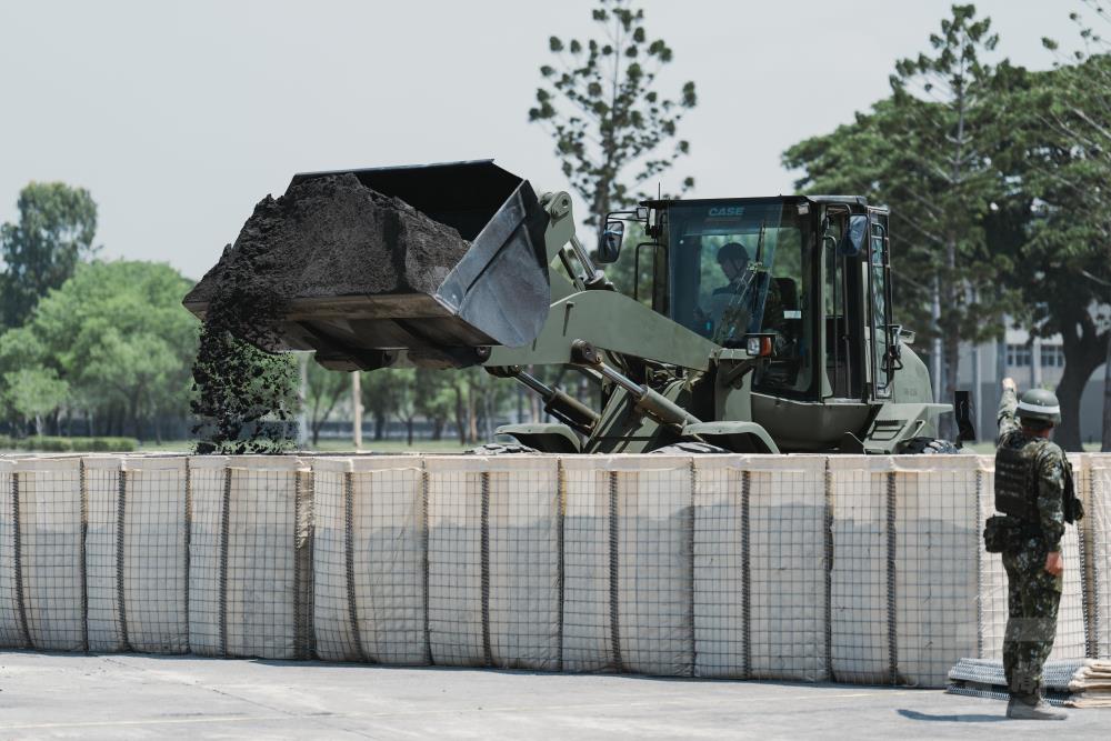 陸軍工兵訓練中心執行機動阻絕器材架設。（軍聞社記者陳彥樺攝）