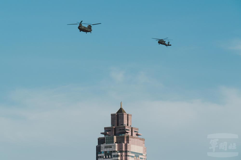 UH-60M黑鷹直升機、CH-47SD運輸直升機飛越臺北市上空。（軍聞社記者陳彥樺攝）