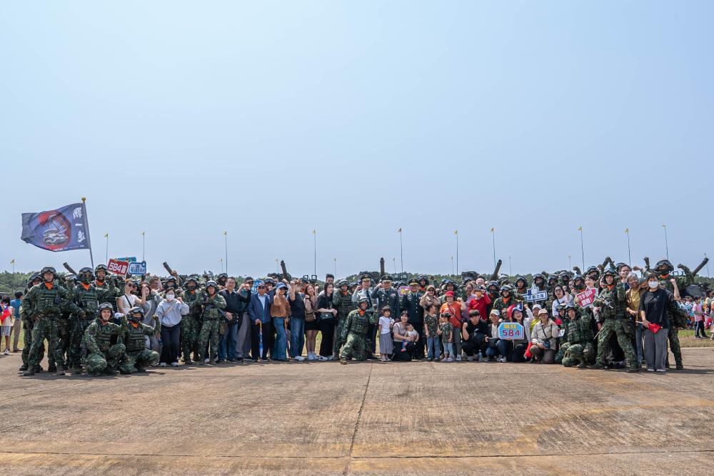 戰車連官兵與眷屬於M1A2T前合影。（軍聞社記者尤昱翔攝）