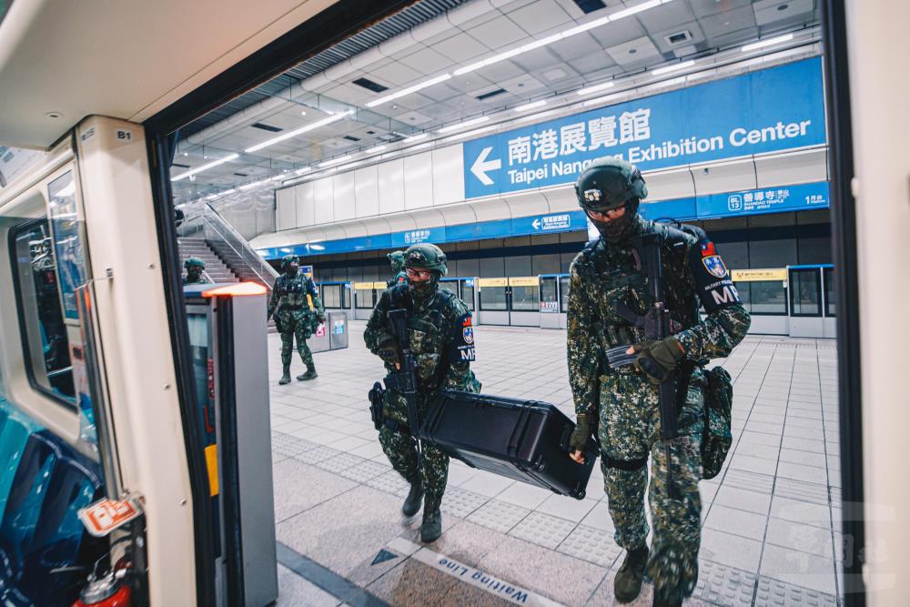 憲兵指揮部官兵運用地下化設施實施兵力、物資轉用。（軍聞社記者陳軍均攝）