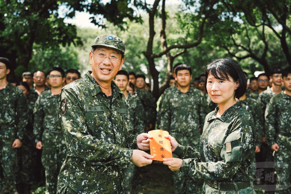 顧部長致贈加菜金。（軍聞社記者陳彥樺攝）