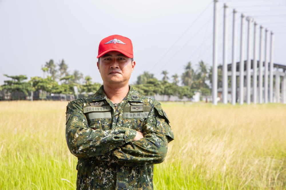 李士官長精準掌握每個空投包重量。（軍聞社記者吳柏融攝）