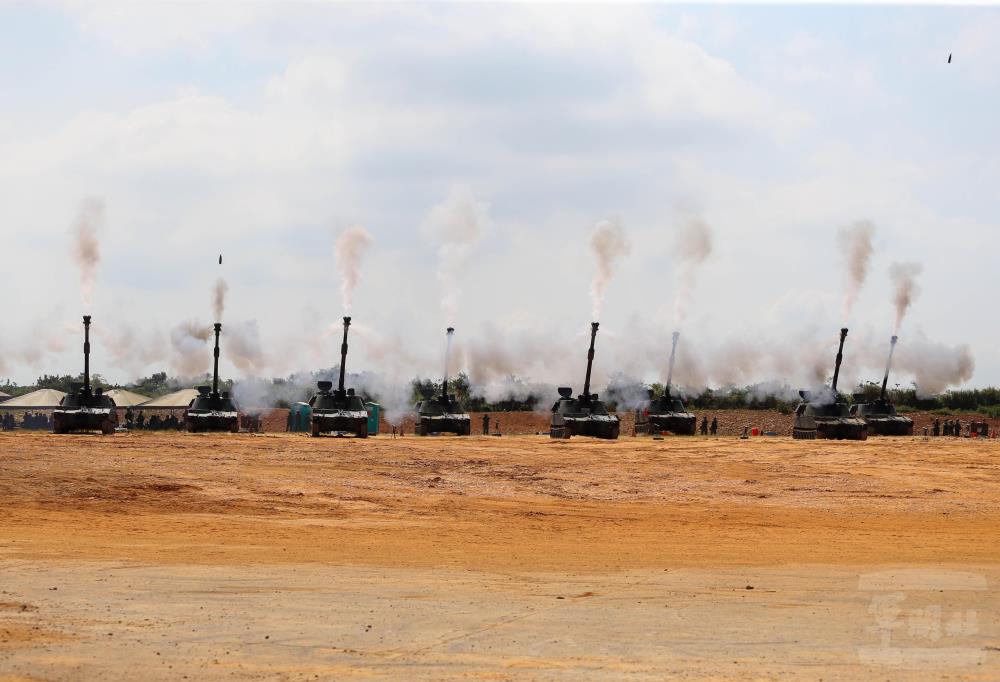 M109A2自走砲實施「高射界射擊」。（軍聞社記者侯凱議攝）