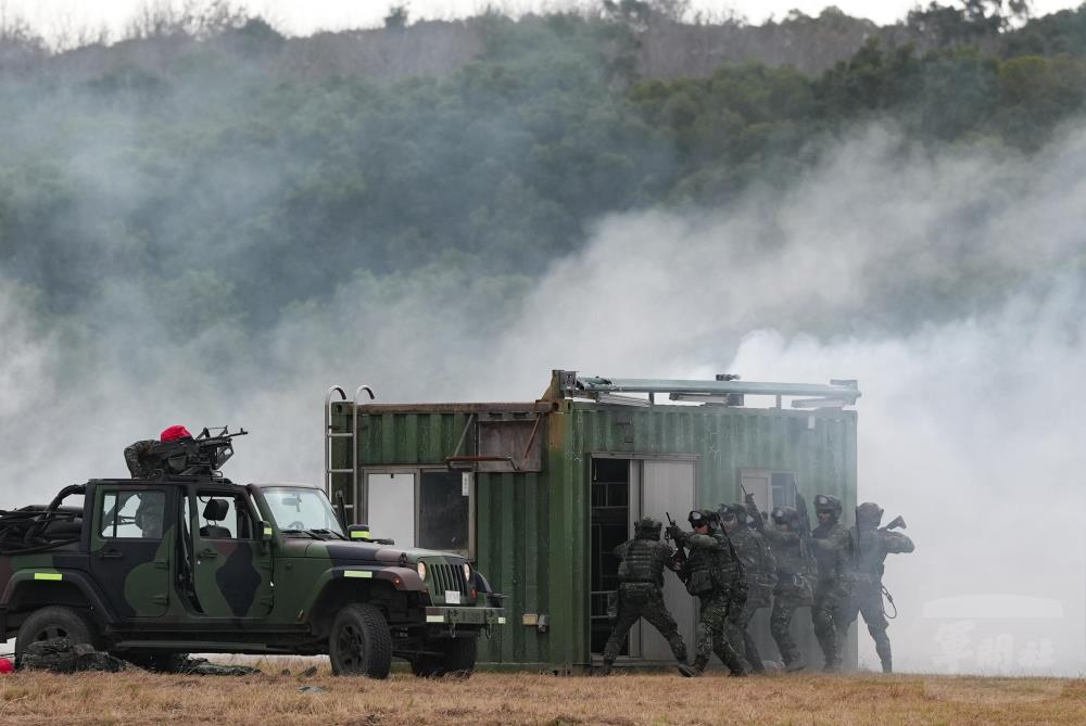 官兵實施限制空間戰鬥。（軍聞社記者呂尚俞攝）