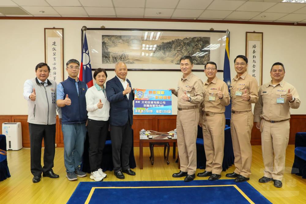 蘇慶福董事長敬軍團一行前往海軍司令部慰問。（軍友社提供）